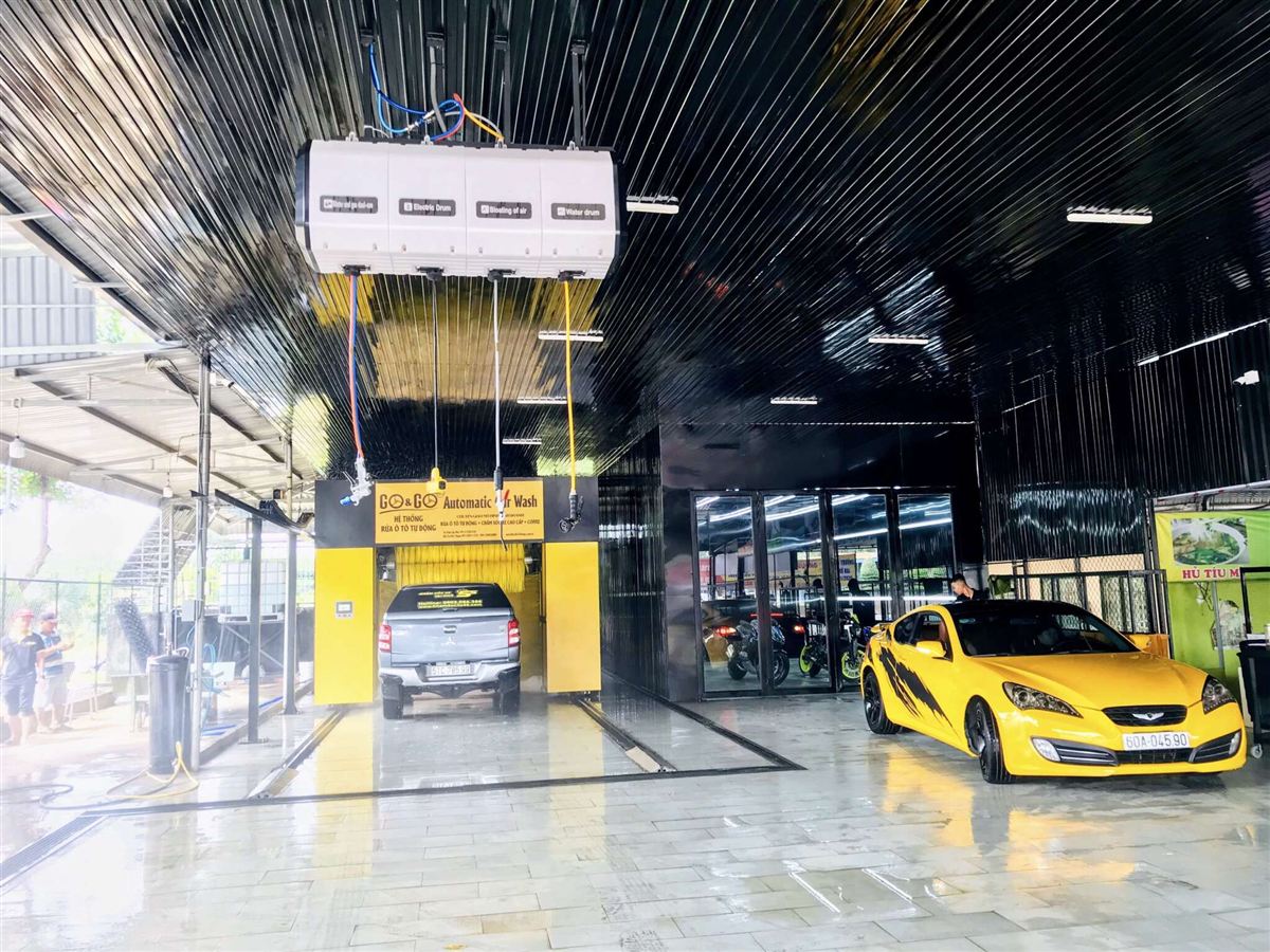 Automatic car wash business with GO&GO machine in a modern showroom