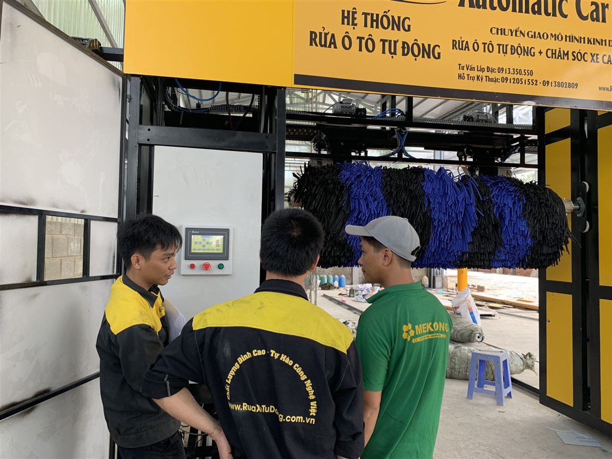 GO&GO technicians training staff after automatic car wash machine installation