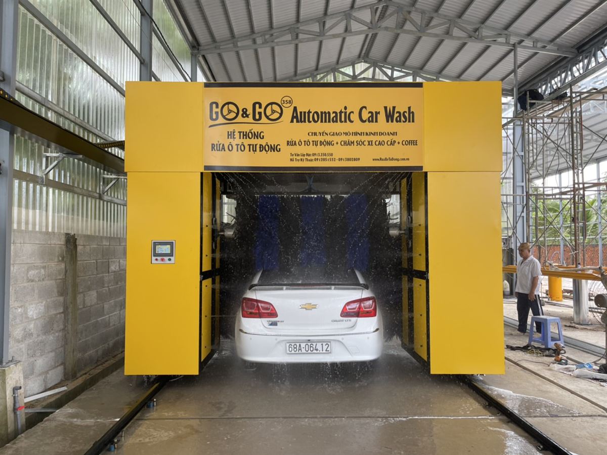 Automatic car wash machine rollover gantry with side brushes and roof brush